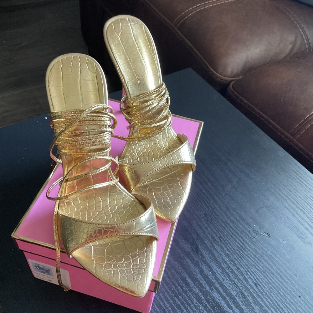Elegant Gold Women's Strappy Sandals